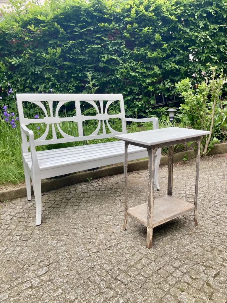 Bank mit Metalltisch