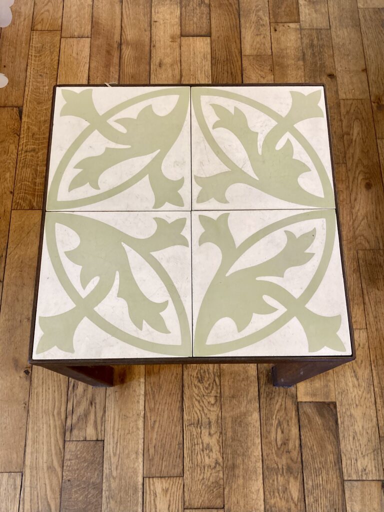 grüner Fliesen Couchtisch