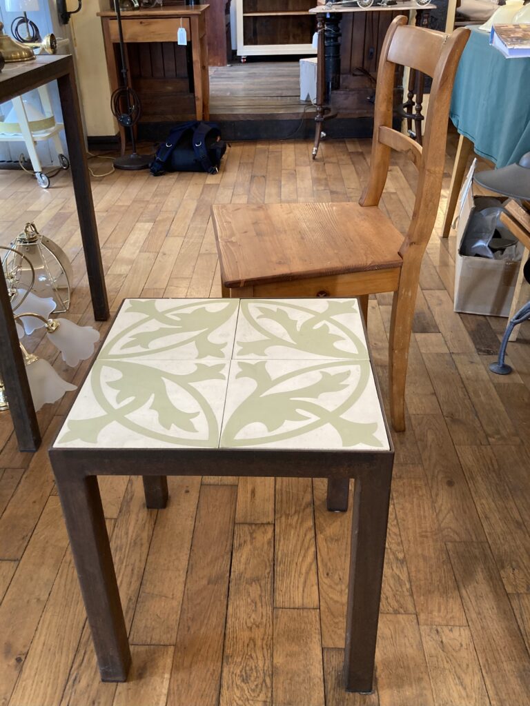 grüner Fliesen Couchtisch